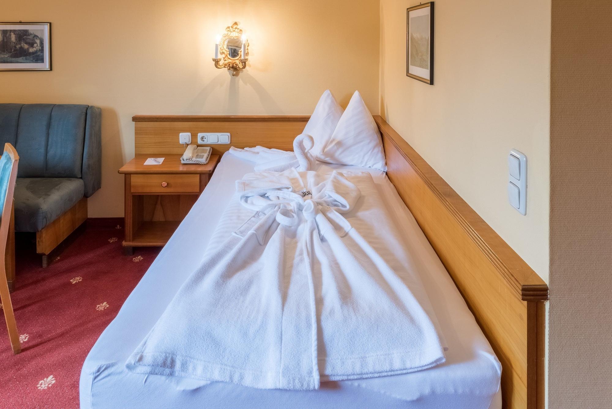 Hotel Germania Gastein - Ganzjaehrig Inklusive Alpentherme Gastein & Sommersaison Inklusive Gasteiner Bergbahnen Bad Hofgastein Bagian luar foto